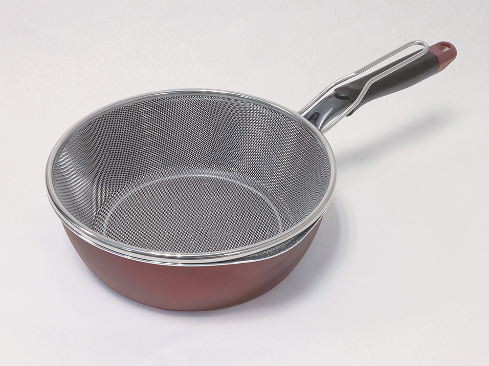 別売りの専用ストレーナーはパスタや野菜の湯切りはもちろん、揚げ物の油切りにも活躍。料理の幅がぐっと広がります。