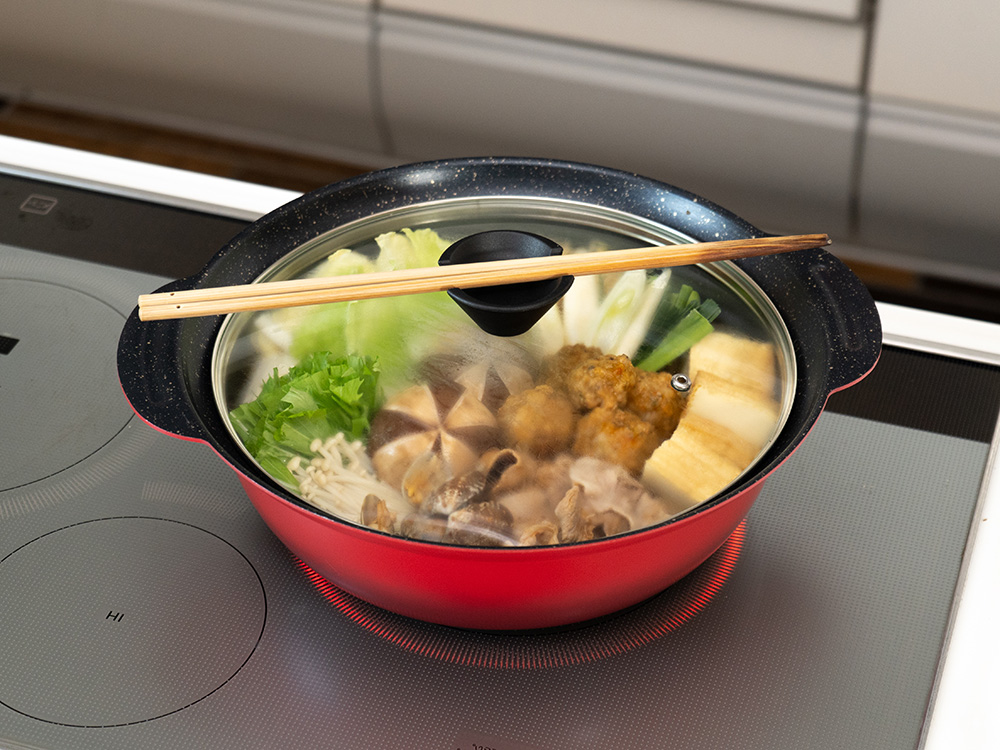 内面はこびりつきにくく、金属お玉が使えるマーブルコーティング。蓋つまみはお玉や菜箸が置ける凹み付です。