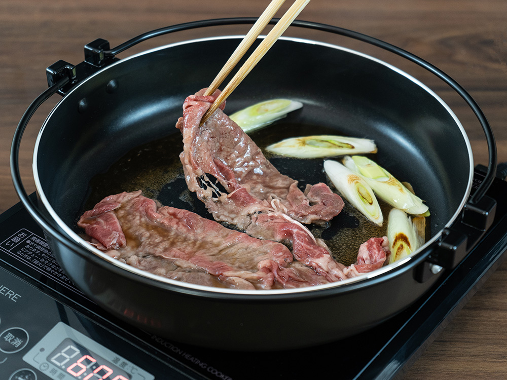 焼き面が広く、お肉や野菜に火が通りやすい形状です。内面はこびりつきにくく、汚れも落としやすいふっ素樹脂加工です