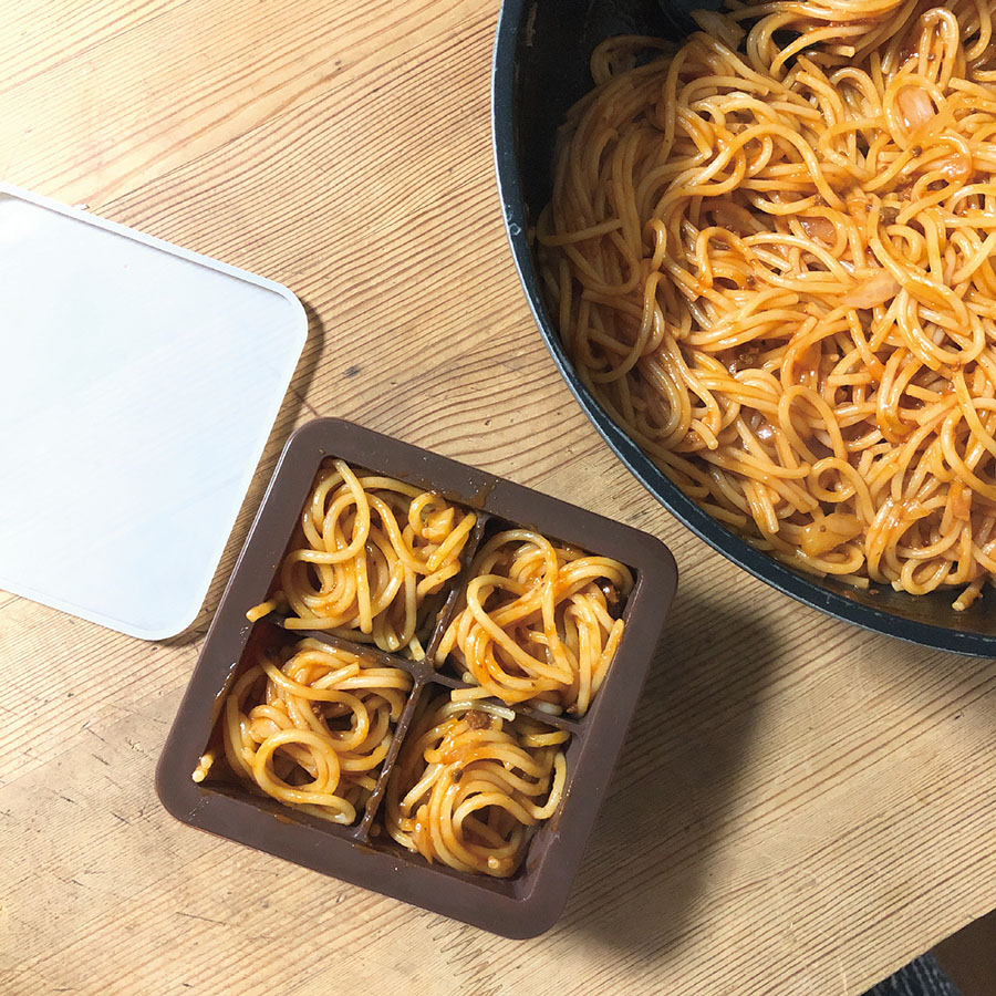 製氷皿に入れたパスタ