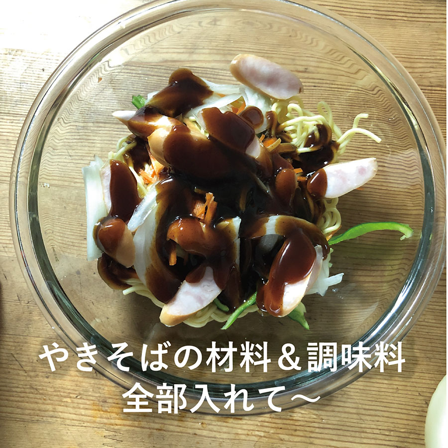 やきそばの材料&調味料全部入れて