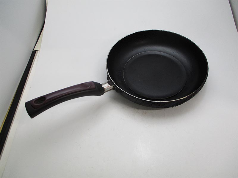 真っ黒になったフライパン
