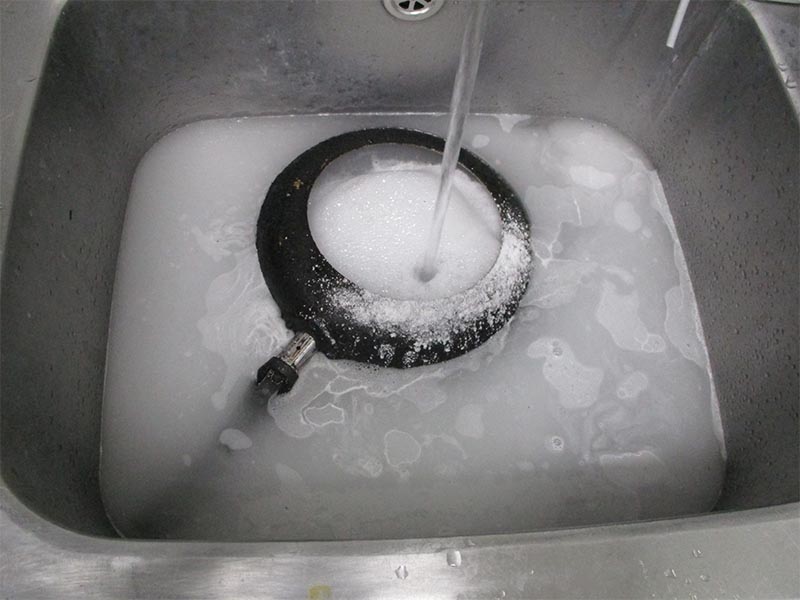 固着した物質を柔らかくするため重曹を溶かした水に漬ける