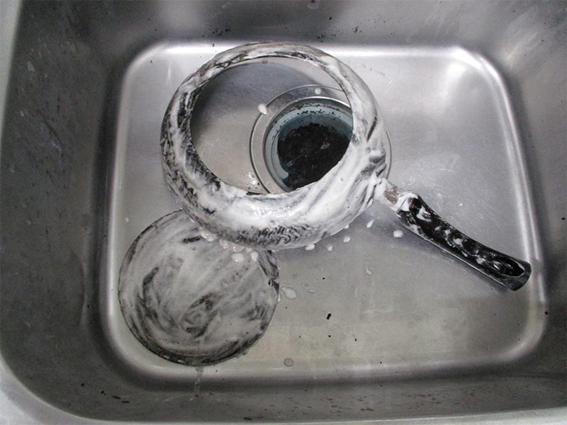 食器用洗剤を混ぜた「重曹ペースト」を塗りしばらく放置
