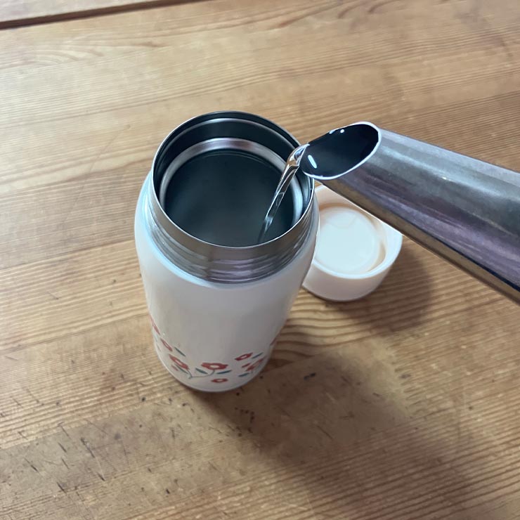 細く注げ、ボトルに入れやすい。