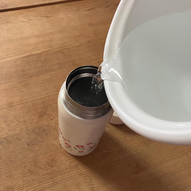 注ぎ口が広く、ボトルにやや注ぎにくい。