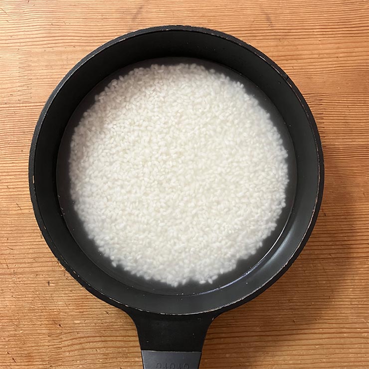 フライパンに手順1と炊く分量の水を入れる
