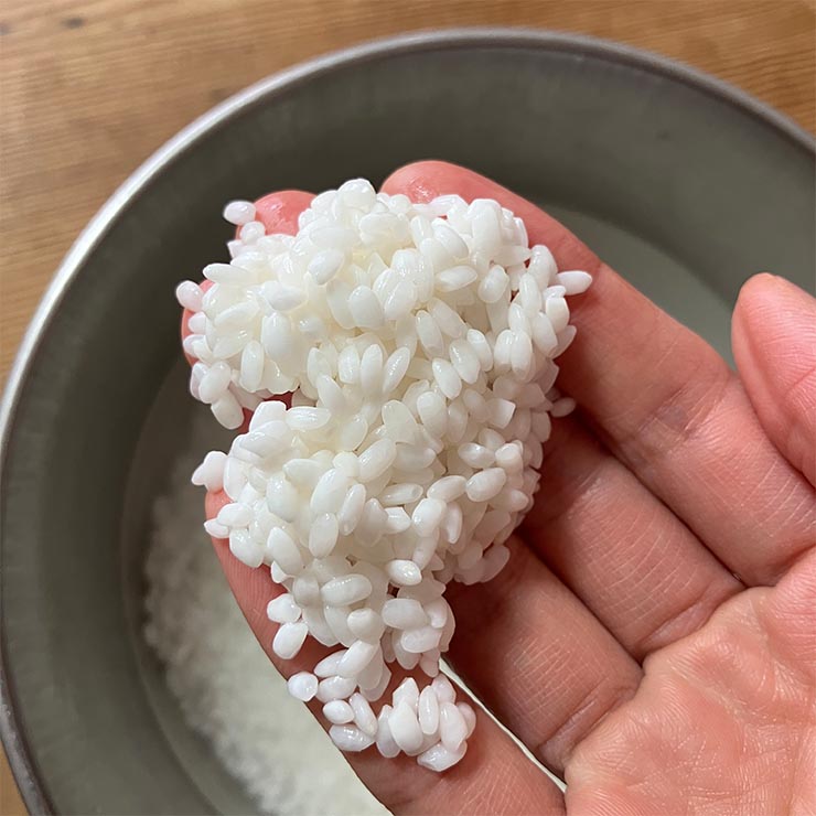 浸水後＝お米が水を吸って白くなる。