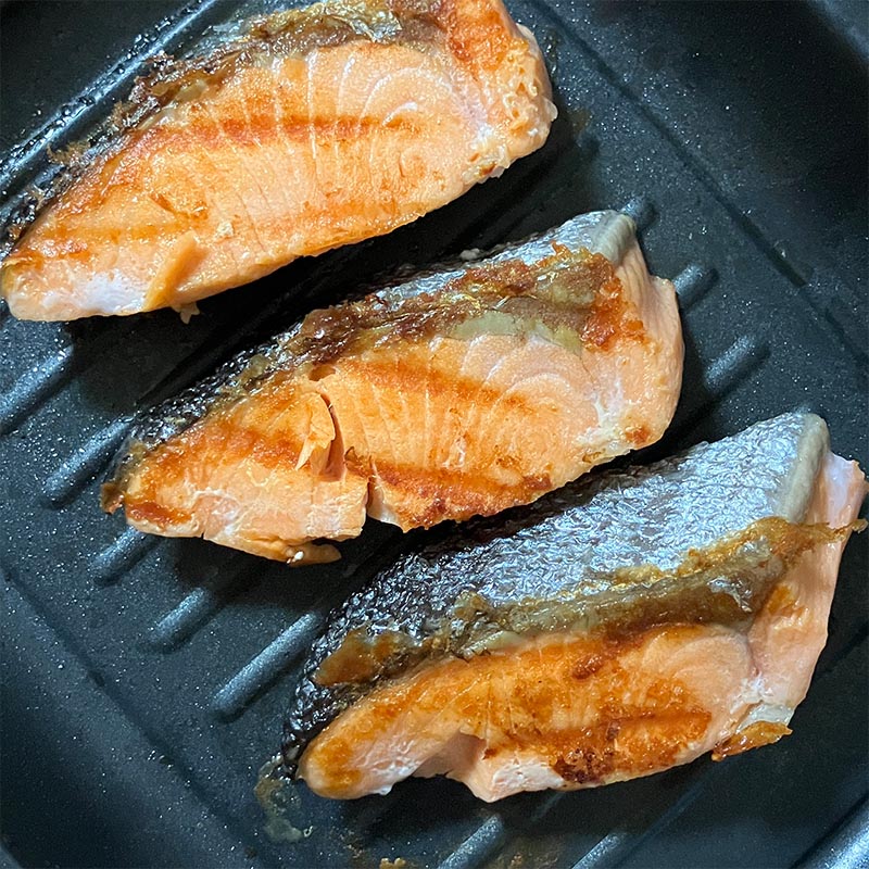 お弁当の鮭もレンジで焼く