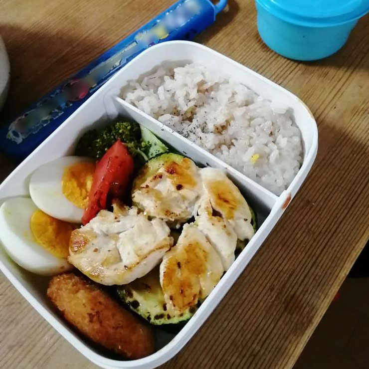 各自弁当持参で児童館へ
