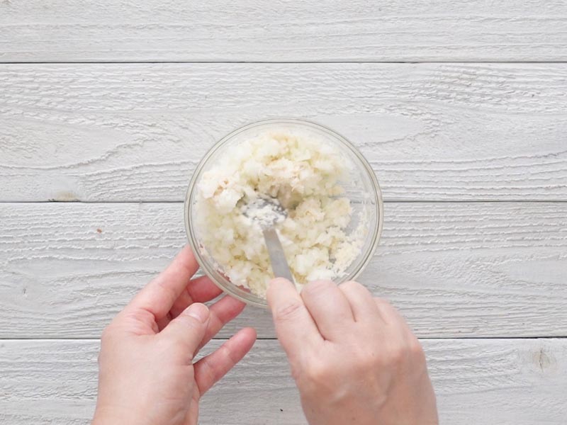 パン粉と牛乳、玉ねぎを混ぜ合わせる