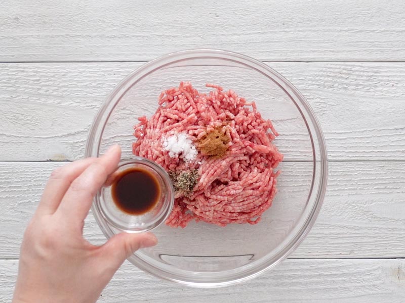合いびき肉と塩、こしょう、ナツメグ、ウスターソースを混ぜ合わせます
