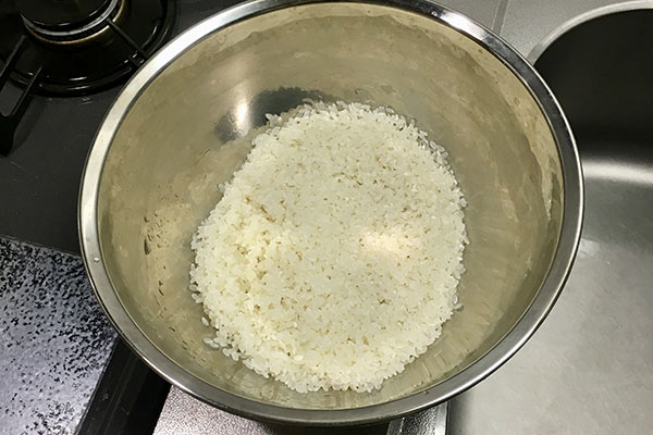 米は洗って30分以上水（分量外）に浸けて、水気を切る