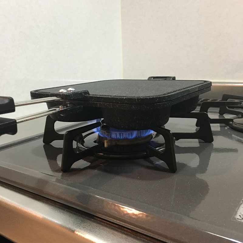 ガス火で焼くと、カリッとした焦げ目がつきやすく食感の違いを楽しめます