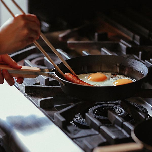 焼きに特化した鉄フライパン enzo