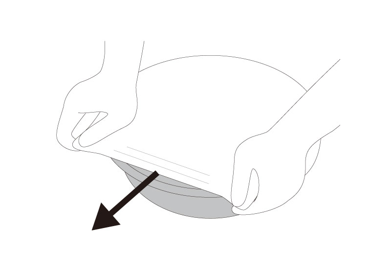 容器の上にのせ、端を引っ張ります。容器を押さえながら、全体にかぶせます。