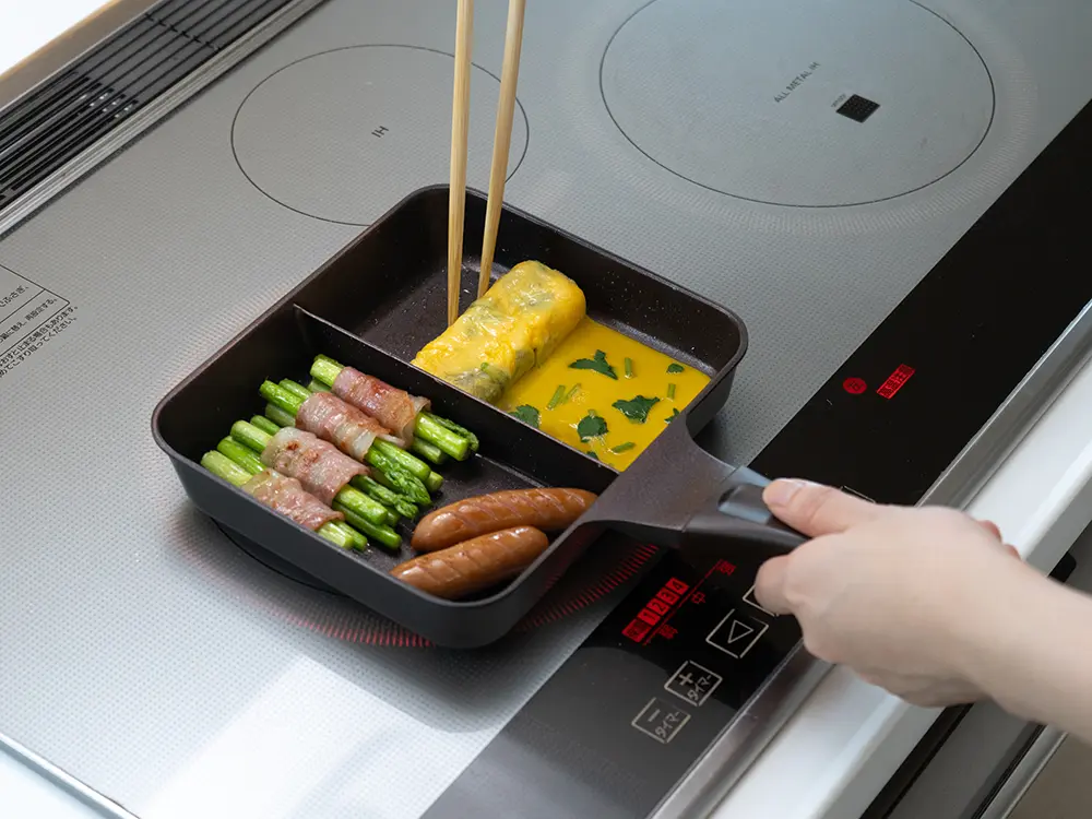 お弁当の玉子焼きにもおすすめのサイズ。仕切り付で2品同時に調理できます。
