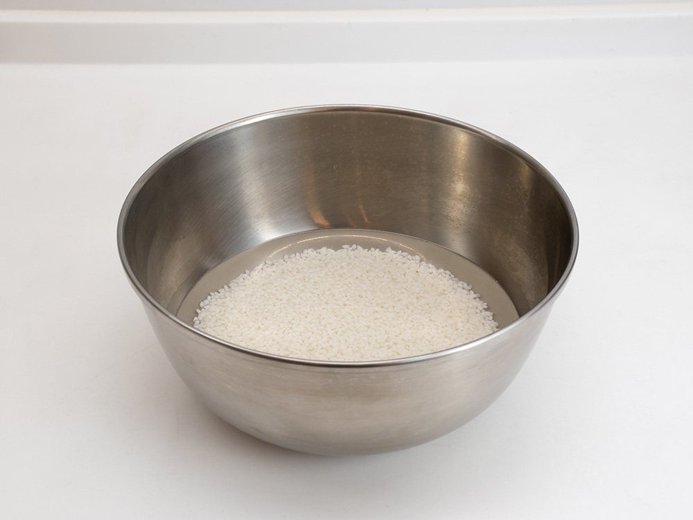 研いだ白米を水に浸す