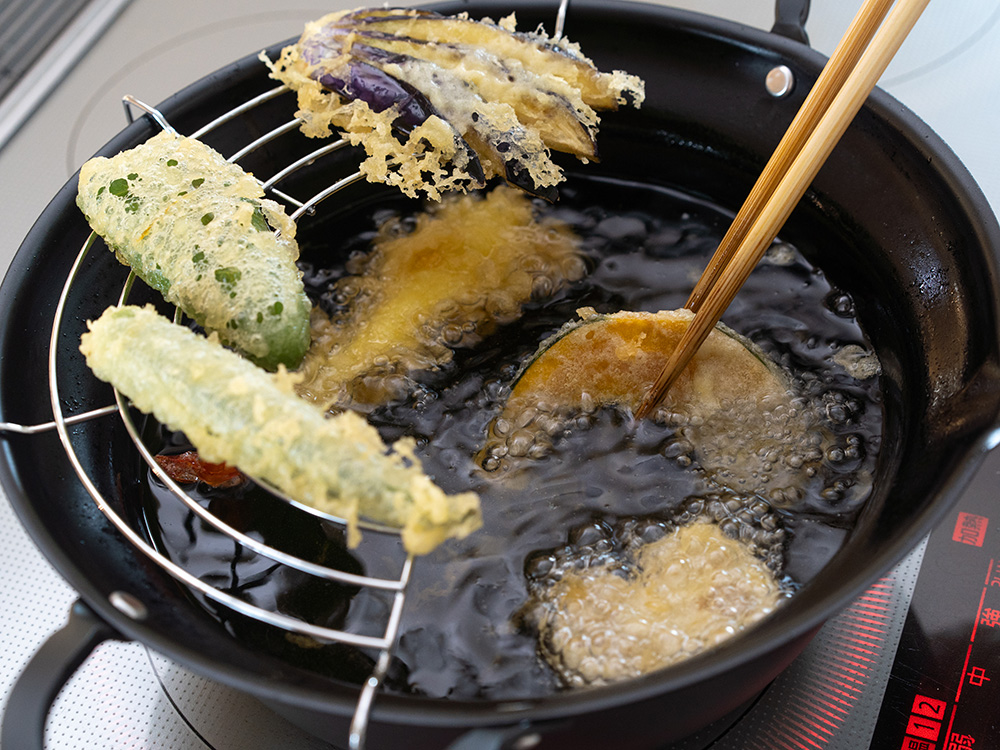 IHクッキングヒーターで揚げ物をする際は食材を早めに裏返すことが綺麗な揚げ色に仕上げるコツです