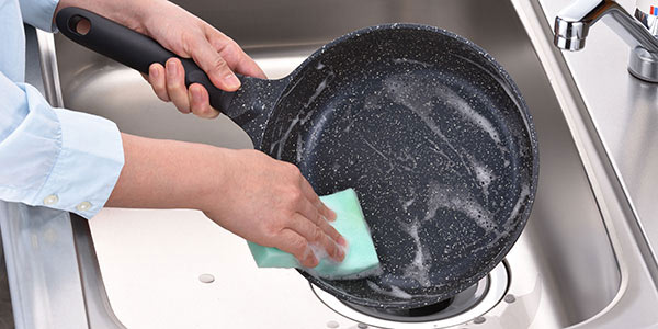 ふっ素樹脂加工のフライパンは十分に洗って下さい。
