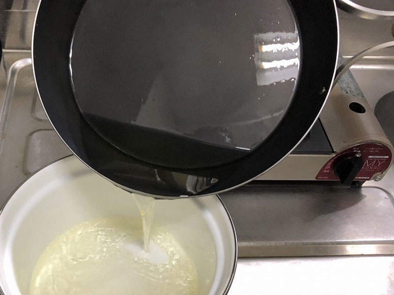 鉄フライパンの油返しをする