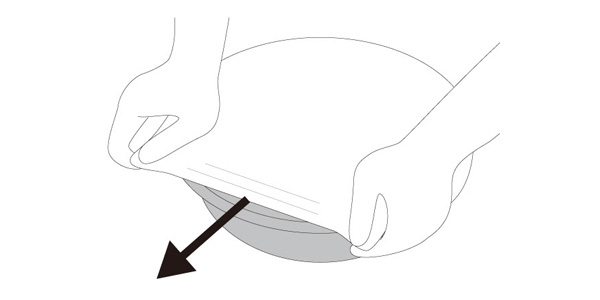 容器の上にのせ、端を引っ張ります。容器を押さえながら、全体にかぶせます。