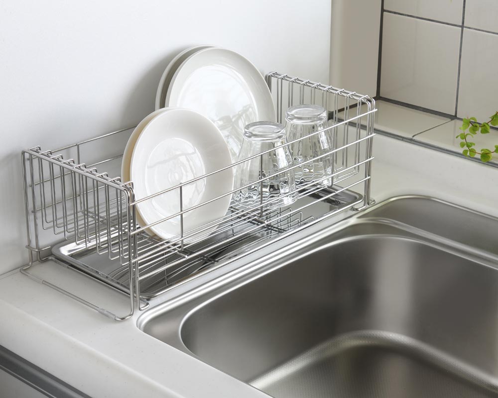 キッチンに置かれたステンレス水切りかご