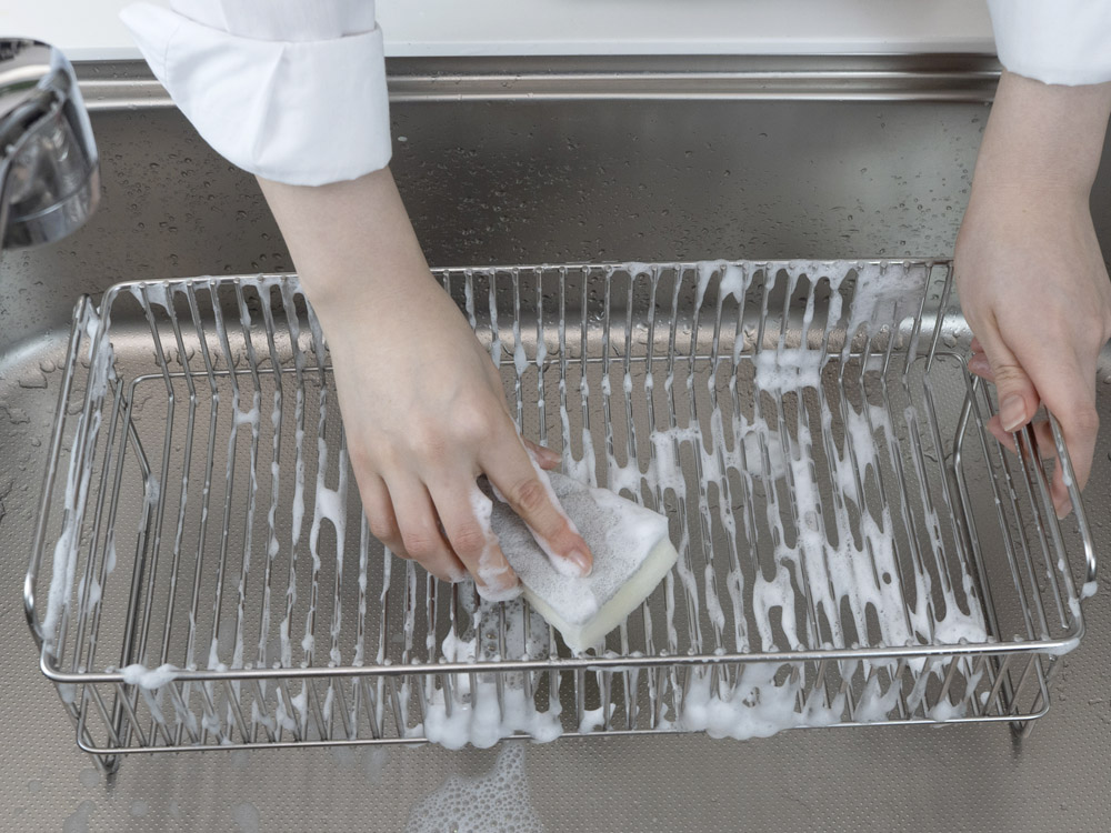 柔らかいスポンジでこすり落とす