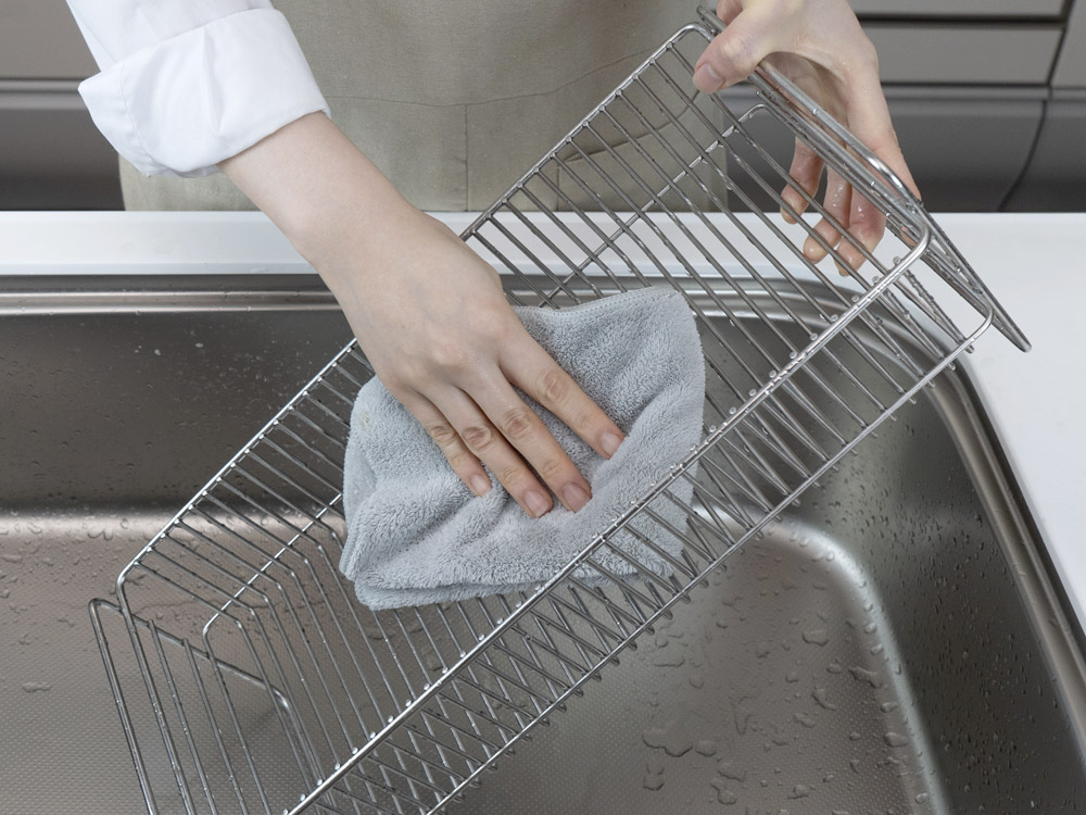 乾いた布巾で水気を拭き取る