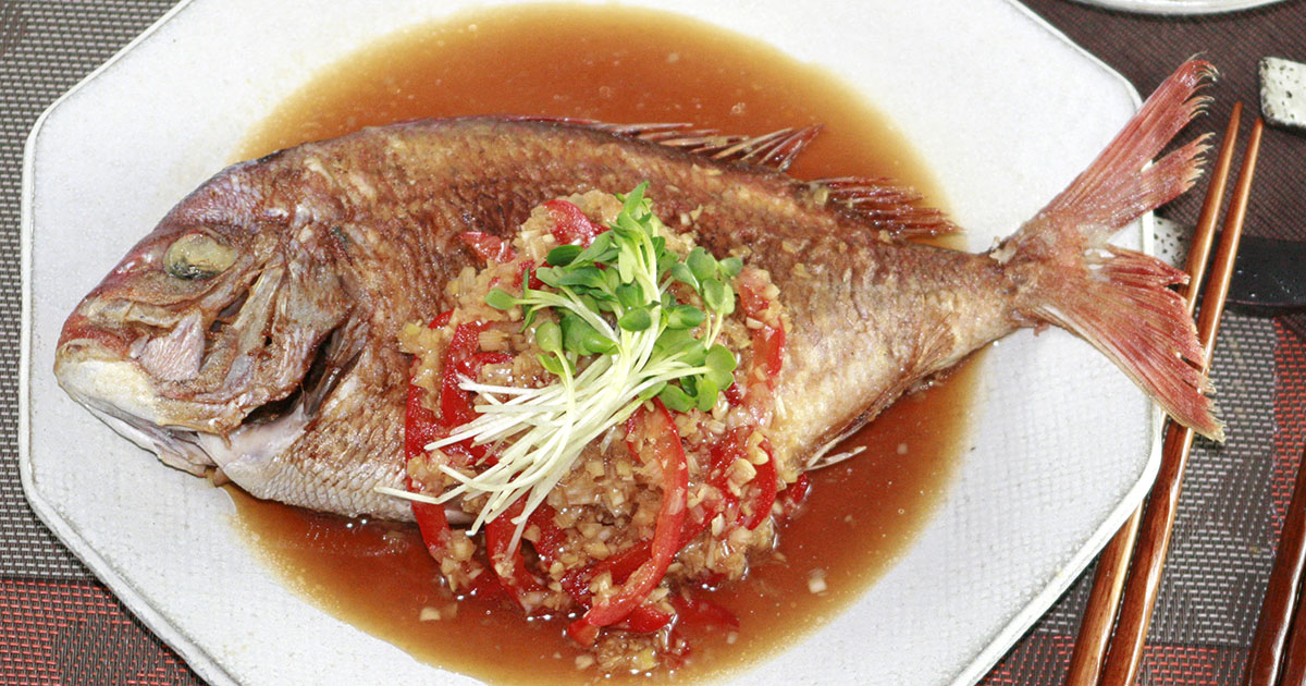 まるごと魚の揚げ焼き　香味ソースがけ