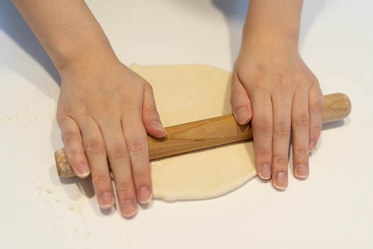 綿棒を使いグリさらパンより少し大きめに生地を伸ばす。