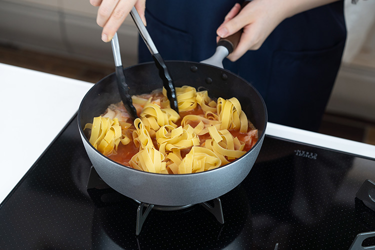 フェットチーネパスタを加え茹でる