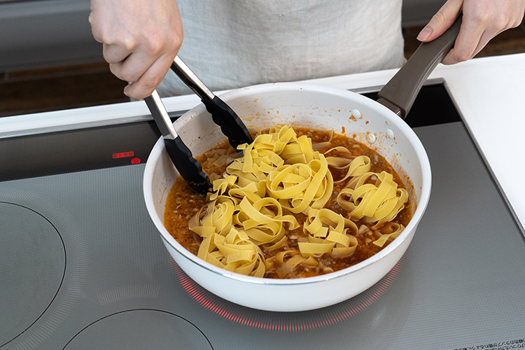 沸騰したらフェットチーネパスタを加え、袋に記載の茹で時間通りに茹でる