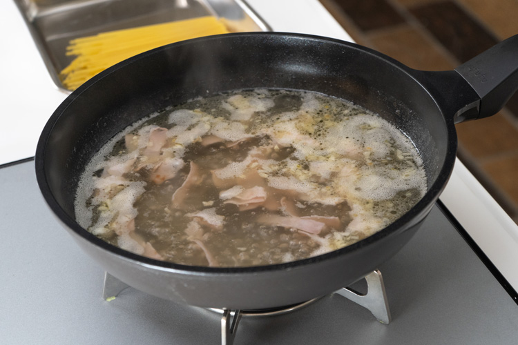 お好みの焼き加減になるまで加熱したら水、コンソメ、塩を加え沸騰するまで中火で加熱する。