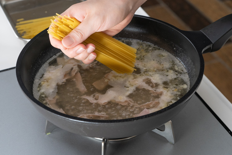 沸騰したらスパゲティを加え、袋に記載の時間より2分程短めに茹でる。