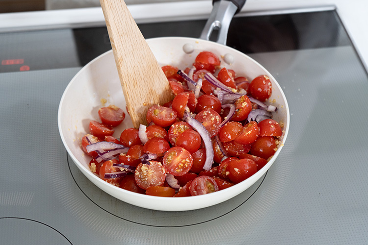 ミニトマトと紫玉ねぎを加え全体を混ぜ合わせる