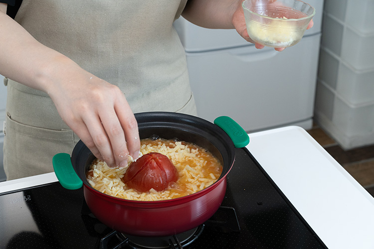 5分程度加熱したら、ピザ用チーズを加え再度蓋をする