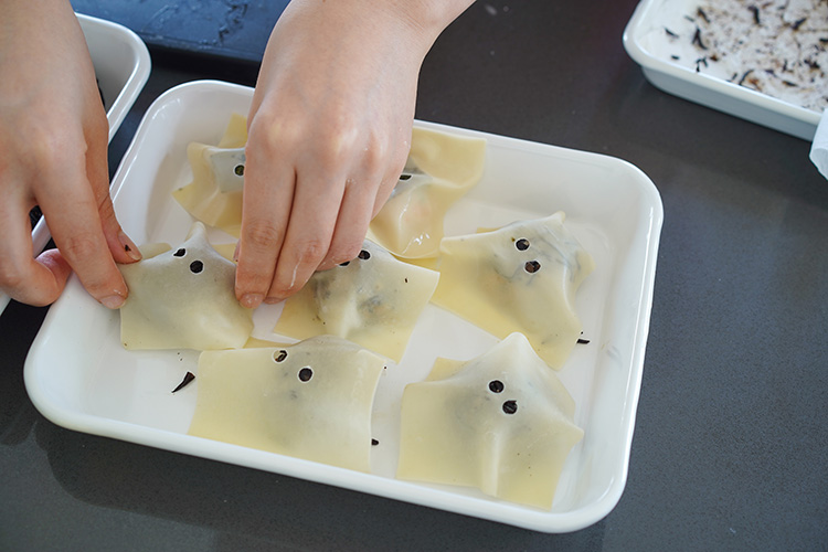 ストローで目をくり抜いたしゅうまいの皮を乗せる