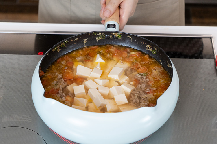 ひと煮立ちしたら豆腐を加える