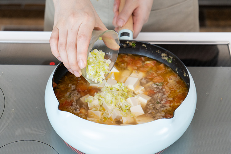 ひと煮立ちしたら長ネギを加える