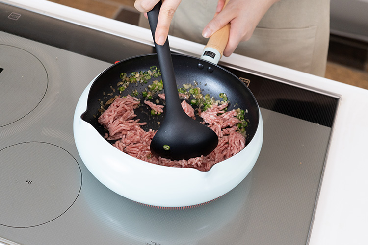 香りが出たら合いびき肉を加える