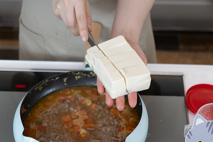 ひと煮立ちしたら絹豆腐を加える
