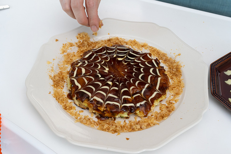 お皿に盛り、お好みの食材をトッピングする