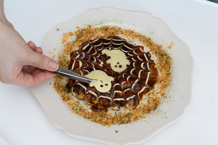 お皿に盛り、お好みの食材をトッピングする