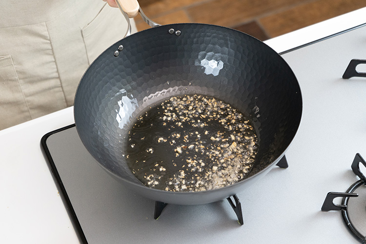 にんにくを軽く炒める。