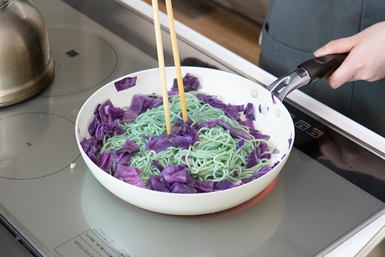 3麺全体が青緑色に変化したら手順3の材料を戻し、【B】の材料を加え、塩、こしょうで味を整える。