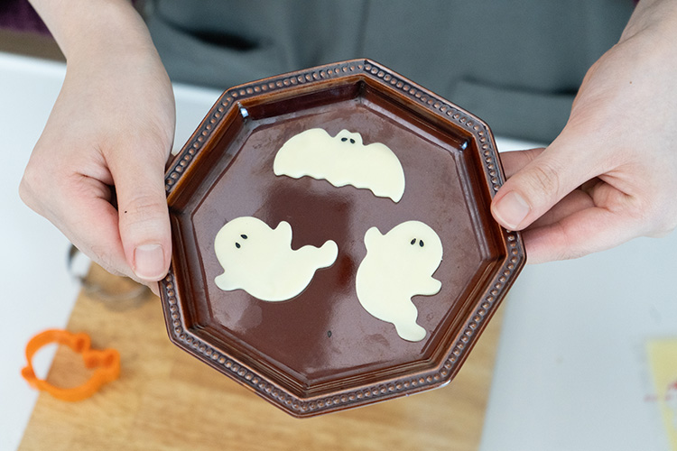 スライスチーズはお好みでハロウィン型で抜き、いりごま(黒)で目を飾る。