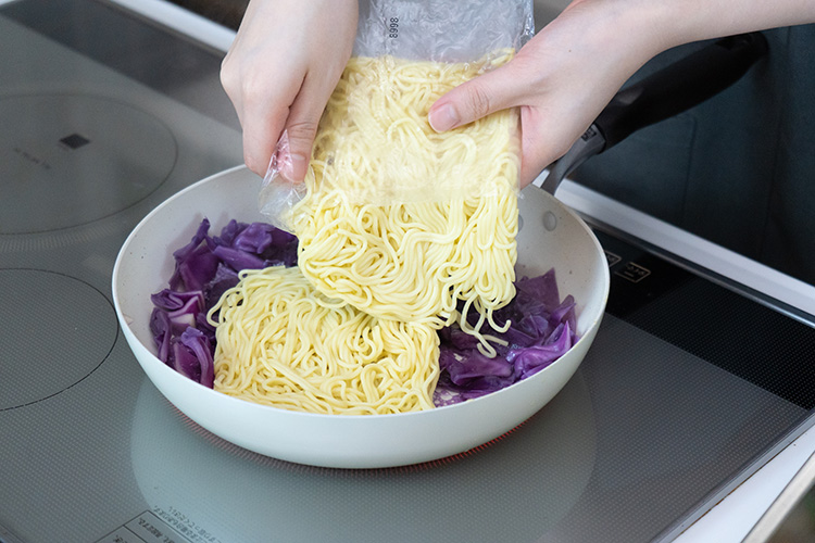 3分程度混ぜながら加熱したら、中華めんを加える。