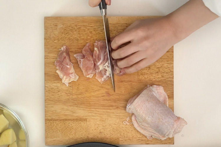 鶏もも肉はひと口大に切る。