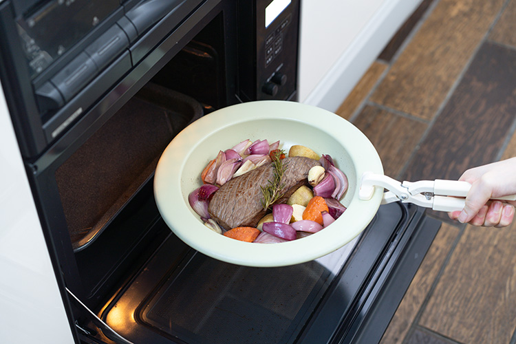 じゃがいも、【A】、ローズマリーを加え、130℃のオーブンで15分程度焼く。